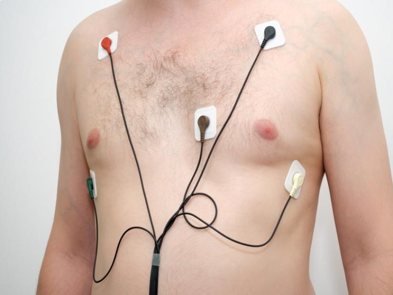Holter EKG na klatce piersiowej mężczyzny